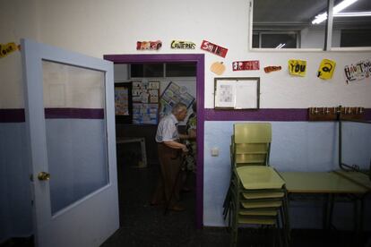 Ambiente electoral en el Instituto Beatriz Galindo de Madrid. Los colegios electorales han abierto sin incidentes. Un 36,87% de los votantes había ejercido su derecho a las 14.00, cinco centésimas menos que en 2015.