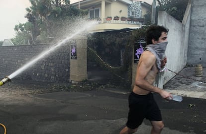 Homem corre enquanto o fogo chega perto das casas em Funchal, ilha da Madeira.