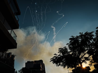 Unos misiles de Hamás eran interceptados el martes por el sistema de defensa antiaéreo israelí conocido como Cúpula de Hierro, sobre el cielo de Ashkelon.