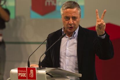 El ministro de Fomento, José Blanco, durante su intervención en la convención municipal del PSOE