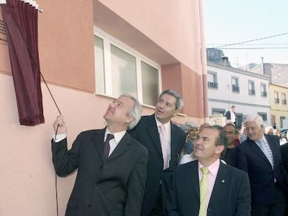 El presidente de Murcia, Ramón Luis Valcárcel, con el alcalde de Moratalla (a la derecha).