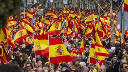 Vista de la calle Serrano de Madrid durante la concentración convocada este domingo por PP y Ciudadanos.