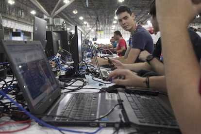 J&oacute;venes en el Campus Party de enero de 2017 en S&atilde;o Paulo (Brasil). 