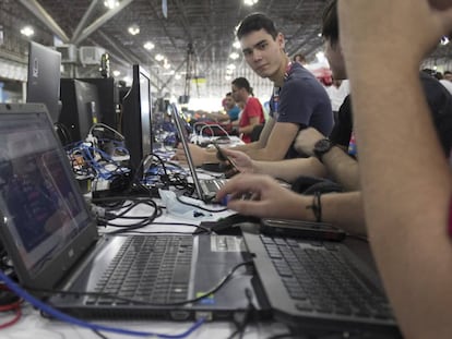 J&oacute;venes en el Campus Party de enero de 2017 en S&atilde;o Paulo (Brasil). 