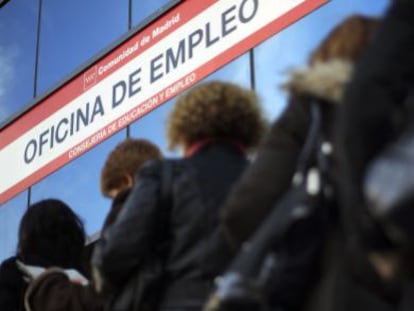 Mujeres en la cola del Inem en Madrid.