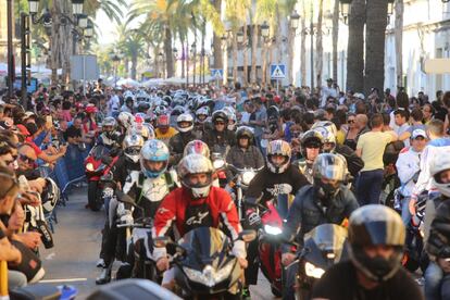Lleno de motos y afición en la avenida Micaela Aramburu de Mora, en el Puerto de Santa María.