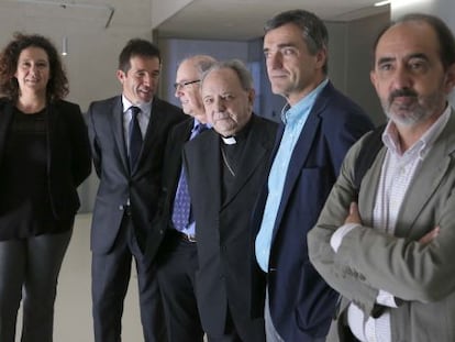 El obispo Uriarte, en el centro, junto a Jonan Fernández y el profesor Daniel Innerarity (en primer plano), entre otros intervinientes en unas jornadas sobre autocrítica celebradas en San Sebastián.