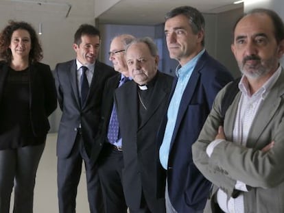 El obispo Uriarte, en el centro, junto a Jonan Fern&aacute;ndez y el profesor Daniel Innerarity (en primer plano), entre otros intervinientes en unas jornadas sobre autocr&iacute;tica celebradas en San Sebasti&aacute;n.