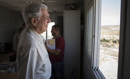 Mario Vargas Llosa mira por una ventana en la aldea palestina de Susiya.