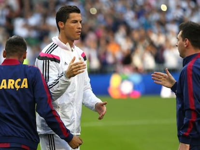 Messi e Ronaldo se cumprimentam antes de um clássico.