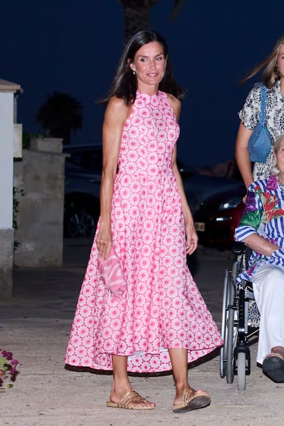 El vestido rosa que la Reina lució en una salida a un restaurante durante sus vacaciones en Mallorca es un diseño de Virginia Vald, la creadora del sello Adlib Ibiza.