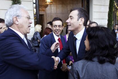 El ex ministro del Interior José Barrionuevo saluda a Tomás Gómez al que arropó en el desayuno del Fórum Europa.