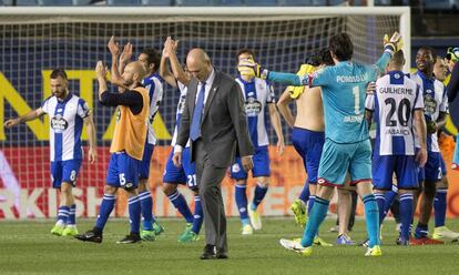 Pepe Mel y los jugadores del Deportivo celebran la salvación.