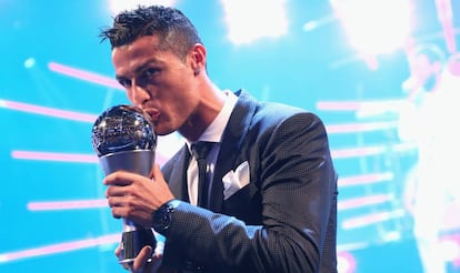 Cristiano Ronaldo besa el galard&oacute;n de la FIFA al mejor jugador.
