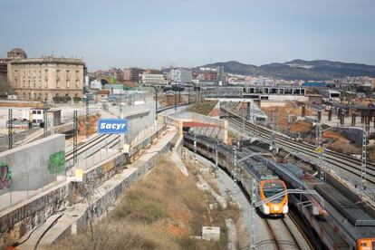 Trens de Rodalies al barri de la Sagrera, el passat febrer.