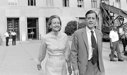 Ben Bradlee deixa os tribunais com Katharine Graham no auge do caso.