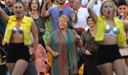 Michelle Bachelet (c) during the closing of her campaign.