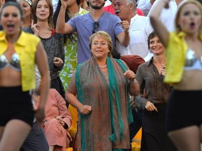 Michelle Bachelet (c) during the closing of her campaign.