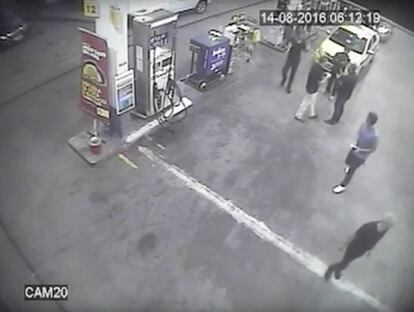 Imagen de una cámara de vigilancia del incidente en una gasolinera con los nadadores.