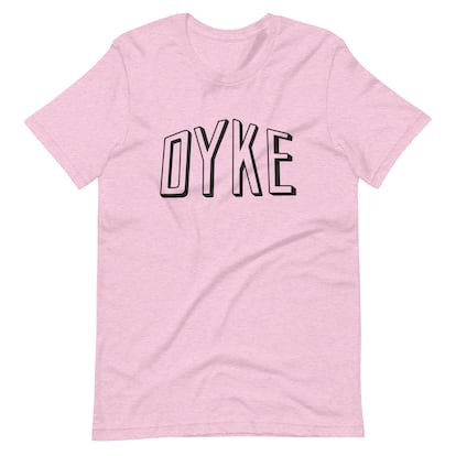 Camiseta con la palabra “Dyke”, de The Rainbow Stores, el insulto del que se apropió la comunidad lésbica hace casi un siglo.