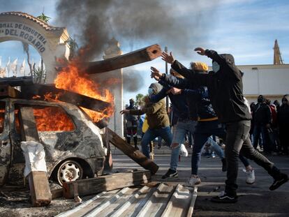 Un coche arde en la barricada, a las puertas de Navantia