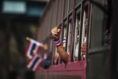 Un manifestante protesta, puño en alto, contra la política económica del gobierno de Tailandia, en Bangkok el 29 de enero de 2014.