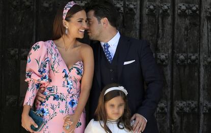 Daniela Bustamante con sus padres el cantante David Bustamante y la actriz Paula Echevarr&iacute;a, durante su comuni&oacute;n en San Vicente de la Barquera (Santander) el pasado 17 de junio. 