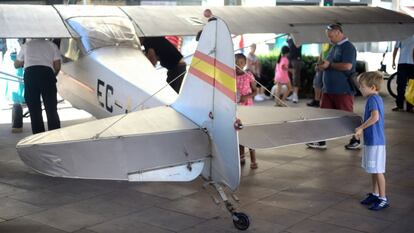 El niño comprueba como al mover el timón de profundidad se mueve la palanca de la carlinga del avión. Justo debajo está la rueda, el patín de cola, como se le llama. 