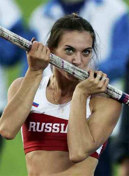 Yelena Isinbayeva, antes de ganar el salto con pértiga en los últimos Mundiales, los de Helsinki 2005.