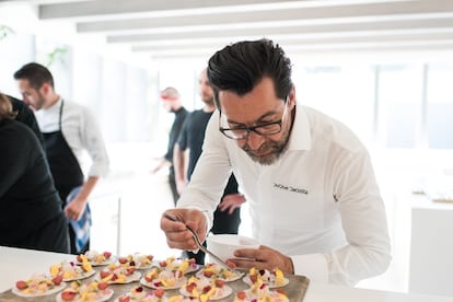 El chef de tres estrellas Michelin Quique Dacosta preparando uno de los menús.