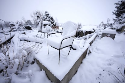 Los restos de una casa destruida por los incendios forestales fueron cubiertos por nieve en Superior, Colorado.