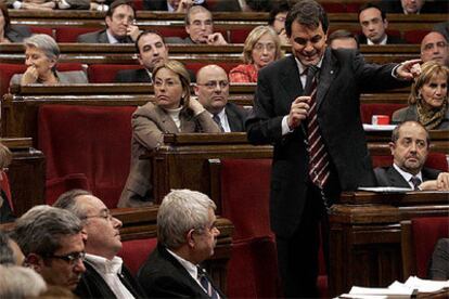 Artur Mas dirigiéndose a Pasqual Maragall ante el pleno del Parlament.