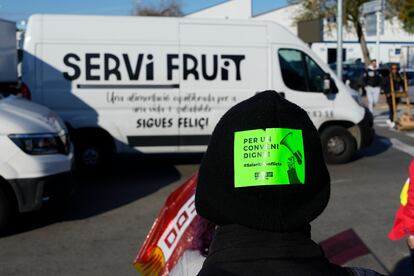 Varias decenas de trabajadores han bloqueado a primera hora de la mañana los accesos a Mercabarna con motivo de la huelga convocada por el sindicato CC OO.