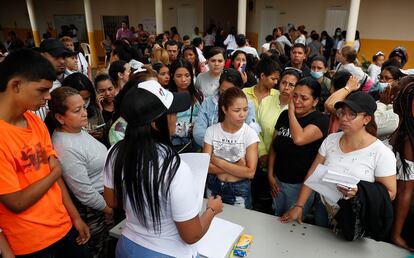 Familiares reciben los primeros reportes sobre los presos recluidos en la cárcel de Tuluá tras el incendio ocurrido la madrugada del 28 de junio de 2022.