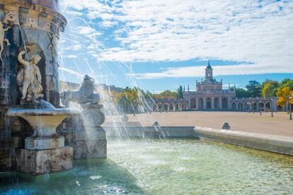 La fuente de la Mariblanca y, al fondo, la iglesia de San Antonio, del siglo XVIII, en la villa madrileña de Aranjuez.