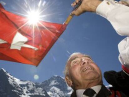 Un hombre ondea una bandera suiza en la apertura del festival de 'yodeling' en Interlaken.