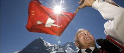 Un hombre ondea una bandera suiza en la apertura del festival de 'yodeling' en Interlaken.