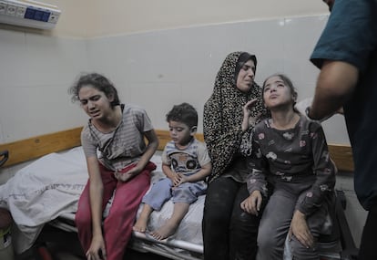 Heridos palestinos, incluidos niños, en el bombardeo del centro sanitario Al Ahli recibían tratamiento en un hospital de Jan Yunis.