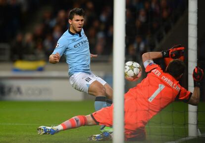 Casillas le hace un paradón a Sergio Aguero.