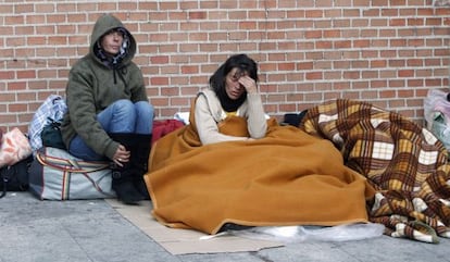 Indigentes en la Plaza Ernesto Peces, junto al Ayuntamiento de Móstoles