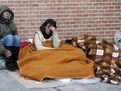 Indigentes en la Plaza Ernesto Peces, junto al Ayuntamiento de Móstoles