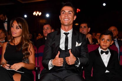 Cristiano Ronaldo, junto a la esposa de Messi, que espera su tercer hijo.