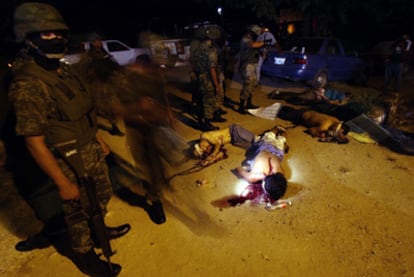 Soldados mexicanos, junto a seis cadáveres hallados el domingo cerca de una carretera entre Acapulco y Ciudad de México.