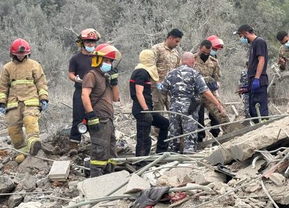 Los equipos de la defensa civil libanesa buscan víctimas entre los escombros tras un bombardeo israelí en Aitou, una aldea de mayoría cristiana, el pasado lunes.