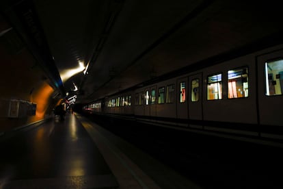 Andén de una estación de metro completamente a oscuras en Madrid debido al apagón en el suministro eléctrico, el 28 de abril de 2025.