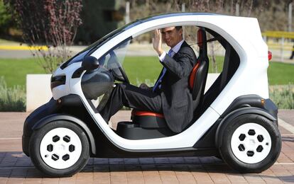 17 de octubre de 2011. Al volante de un eléctrico. Don Felipe saluda durante la inauguración de una fábrica de Renault en Valladolid.