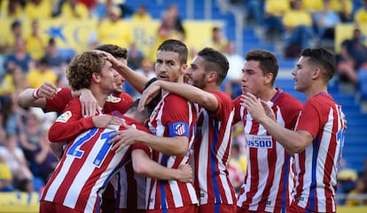 Los jugadores del Atlético de Madrid celebran ante Las Palmas.