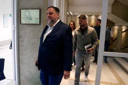 El presidente de ERC, Oriol Junqueras (c), seguido por el portavoz de ERC en el Congreso, Gabriel Rufián (c-d), en una imagen de archivo.