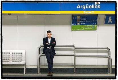 El poeta nicaragüense William Gonzalez, galardonado con el Premio Hiperión 2023, en el metro de Madrid. 
