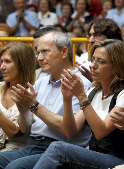 José Montilla (en el centro) ayer en la Fiesta de la Rosa del PSC.